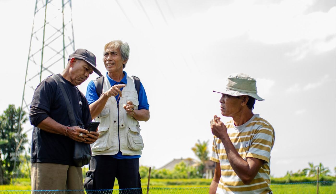Our agronomist talking through a field plan with two farmers
